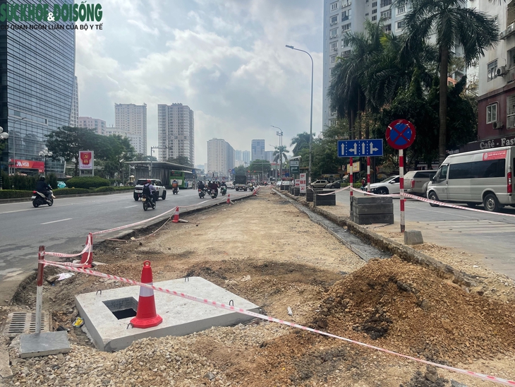 Hà Nội: Xén vỉa hè, di dời cây xanh mở rộng nút giao Lê Văn Lương - Hoàng Minh Giám- Ảnh 2. Hà Nội: Xén vỉa hè, di dời cây xanh mở rộng nút giao Lê Văn Lương - Hoàng Minh Giám- Ảnh 2.
