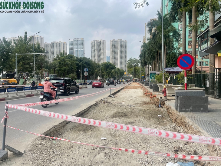 Hà Nội: Xén vỉa hè, di dời cây xanh mở rộng nút giao Lê Văn Lương - Hoàng Minh Giám- Ảnh 4. Hà Nội: Xén vỉa hè, di dời cây xanh mở rộng nút giao Lê Văn Lương - Hoàng Minh Giám- Ảnh 4.