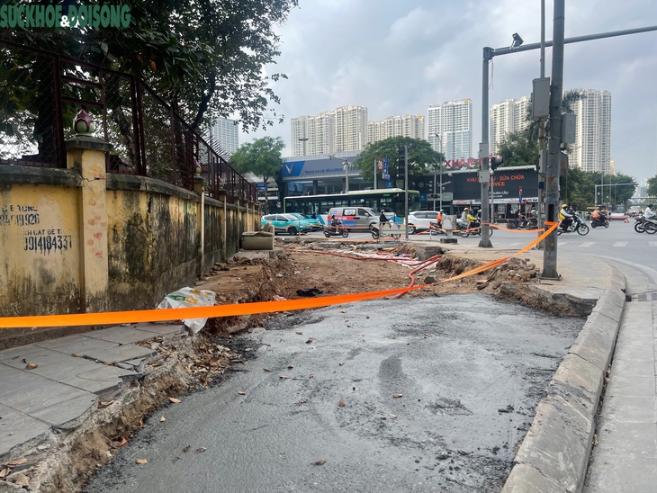 Hà Nội: Xén vỉa hè, di dời cây xanh mở rộng nút giao Lê Văn Lương - Hoàng Minh Giám- Ảnh 5. Hà Nội: Xén vỉa hè, di dời cây xanh mở rộng nút giao Lê Văn Lương - Hoàng Minh Giám- Ảnh 5.