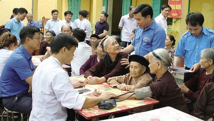 Chăm sóc người cao tuổi tại cộng đồng theo mô hình 'sáng đón đi, tối đưa về'- Ảnh 1.