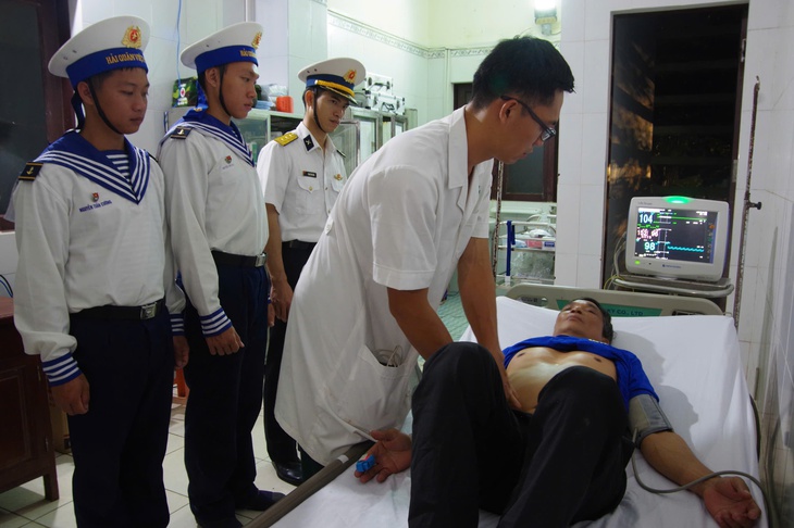 Một ngư dân bị viêm bàng quang xuất huyết khi đang đánh bắt hải sản- Ảnh 1.