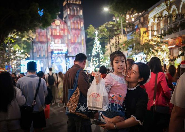 Hà Nội: Người dân đổ về các nhà thờ, khu vui chơi chờ đón đêm Giáng sinh năm 2025- Ảnh 2. Hà Nội: Người dân đổ về các nhà thờ, khu vui chơi chờ đón đêm Giáng sinh năm 2025- Ảnh 2.