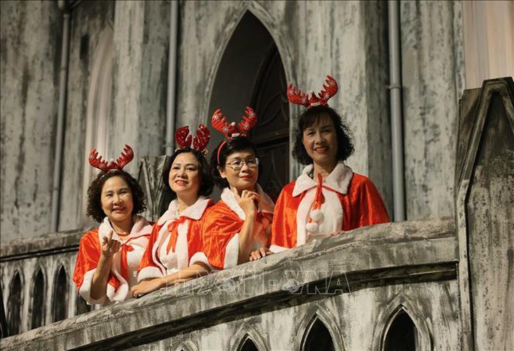 Hà Nội: Người dân đổ về các nhà thờ, khu vui chơi chờ đón đêm Giáng sinh năm 2025- Ảnh 4. Hà Nội: Người dân đổ về các nhà thờ, khu vui chơi chờ đón đêm Giáng sinh năm 2025- Ảnh 4.