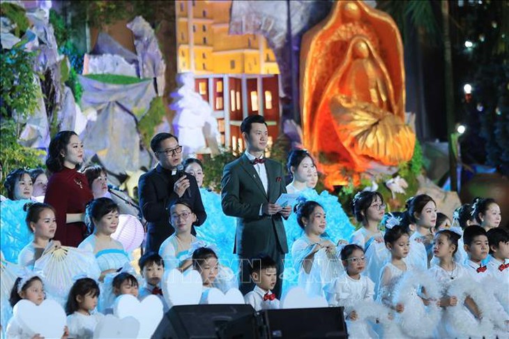 Hà Nội: Người dân đổ về các nhà thờ, khu vui chơi chờ đón đêm Giáng sinh năm 2025- Ảnh 6. Hà Nội: Người dân đổ về các nhà thờ, khu vui chơi chờ đón đêm Giáng sinh năm 2025- Ảnh 6.