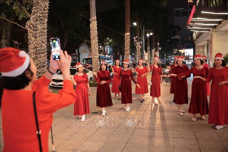 Hà Nội: Người dân đổ về các nhà thờ, khu vui chơi chờ đón đêm Giáng sinh năm 2025- Ảnh 9. Hà Nội: Người dân đổ về các nhà thờ, khu vui chơi chờ đón đêm Giáng sinh năm 2025- Ảnh 9.