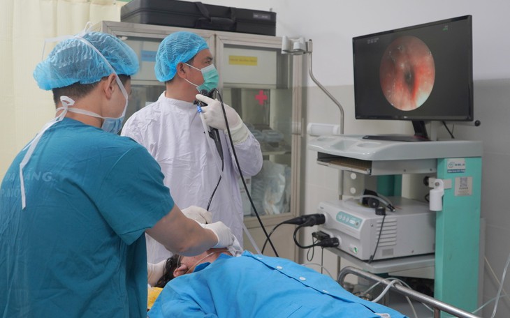 Thanh niên khỏe mạnh bất ngờ sốc tim, bác sĩ bệnh viện miền núi cứu sống bằng kỹ thuật VA-ECMO- Ảnh 2.