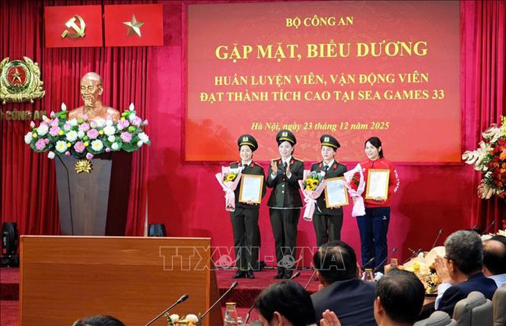 Kỷ lục gia SEA Games Trịnh Thu Vinh được tuyển dụng vào lực lượng Công an nhân dân- Ảnh 3. Kỷ lục gia SEA Games Trịnh Thu Vinh được tuyển dụng vào lực lượng Công an nhân dân- Ảnh 3.