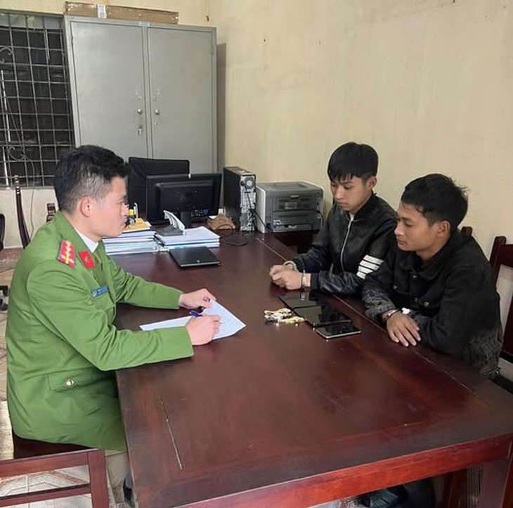 Chui qua lỗ thông gió vào cửa hàng, 2 thanh niên trộm 11 điện thoại và 5 đồng hồ- Ảnh 1.