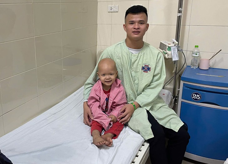 Con trai 3 tuổi bị ung thư, người cha đơn thân nghèo khó mong sự giúp đỡ từ cộng đồng- Ảnh 2. Con trai 3 tuổi bị ung thư, người cha đơn thân nghèo khó mong sự giúp đỡ từ cộng đồng- Ảnh 2.