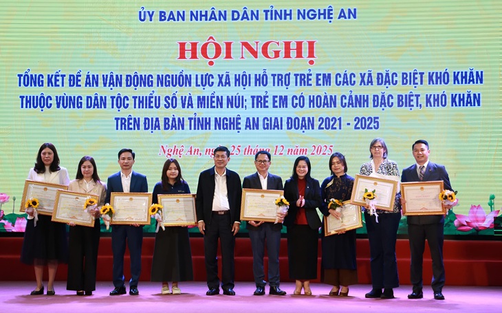 Chủ tịch UBND tỉnh Nghệ An thăm, động viên người có công và trẻ em có hoàn cảnh đặc biệt- Ảnh 11.