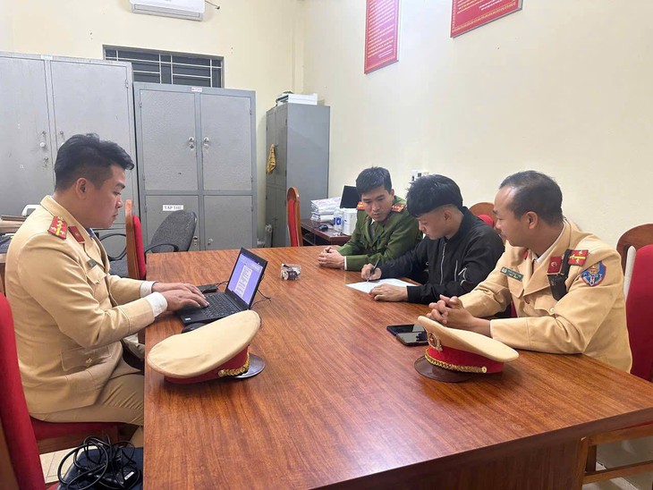 Tịch thu phương tiện của thanh niên 17 tuổi điều khiển xe máy không bằng lái, 'bốc đầu' xe- Ảnh 2.