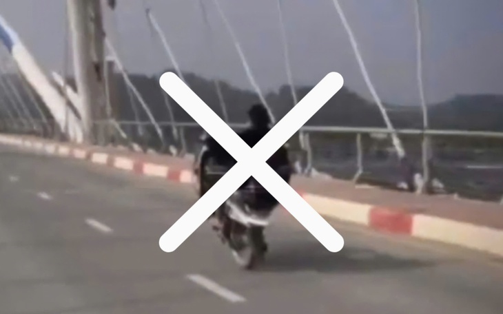 Chui qua lỗ thông gió vào cửa hàng, 2 thanh niên trộm 11 điện thoại và 5 đồng hồ- Ảnh 2.