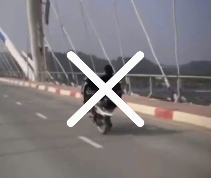 Tịch thu phương tiện của thanh niên 17 tuổi điều khiển xe máy không bằng lái, 'bốc đầu' xe- Ảnh 1.