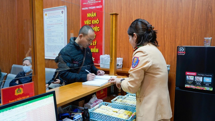 Một tuần, Hà Nội xử lý gần 10.000 hồ sơ cấp đổi giấy phép lái xe- Ảnh 2.
