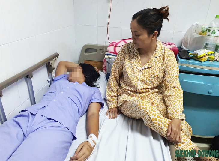 Người mẹ 'chết điếng' khi thấy clip con gái bị đánh hội đồng- Ảnh 1.