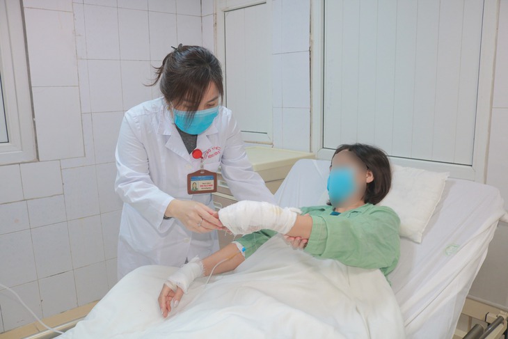 Dùng hóa chất xử trí tắc, bồn cầu phát nổ, người phụ nữ phải nhập viện vì bị bỏng nặng- Ảnh 1.