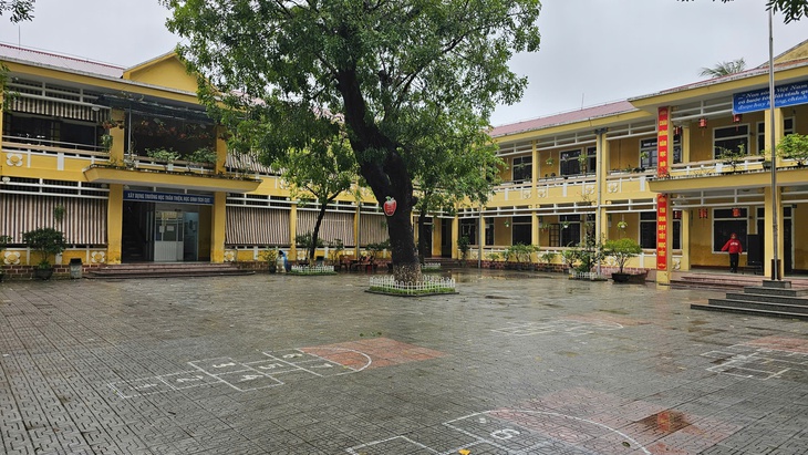 Nhiều học sinh ở Huế có biểu hiện nôn ói khi ăn bán trú tại trường- Ảnh 1. Nhiều học sinh ở Huế có biểu hiện nôn ói khi ăn bán trú tại trường- Ảnh 1.