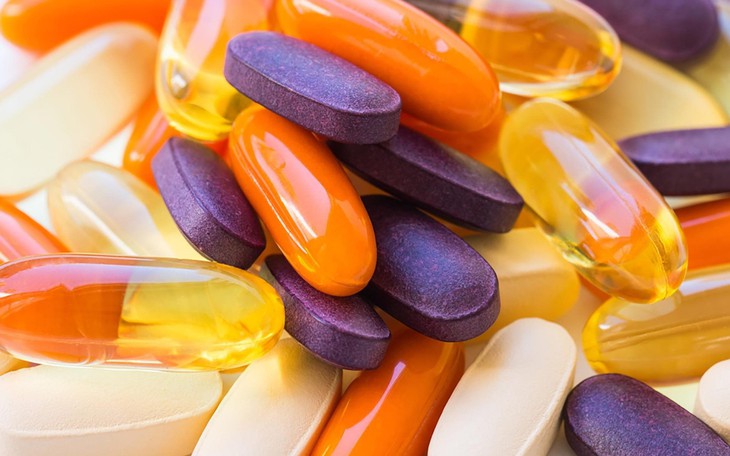 Uống vitamin tổng hợp có giúp giảm nguy cơ loãng xương sau mãn kinh? - Ảnh 1.