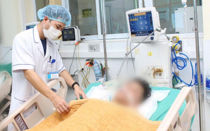 Giải rượu tại nhà bằng truyền dịch, nam thanh niên bị hôn mê