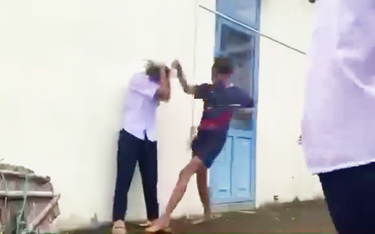 Đánh nữ sinh bất động rồi thản nhiên vạch mắt kiểm tra- Ảnh 2.