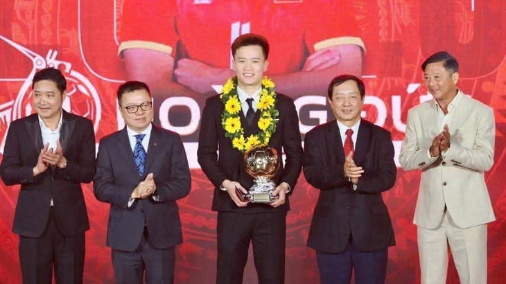Hoàng Đức lần thứ ba nhận danh hiệu Quả bóng Vàng Việt Nam- Ảnh 1.