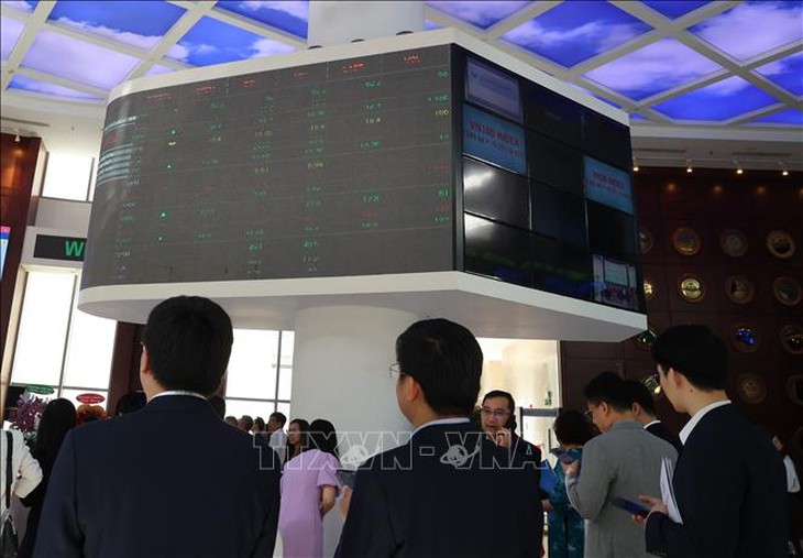 VN-Index vượt đỉnh rồi lao dốc, khối ngoại vẫn mua ròng tuần thứ hai liên tiếp- Ảnh 1.