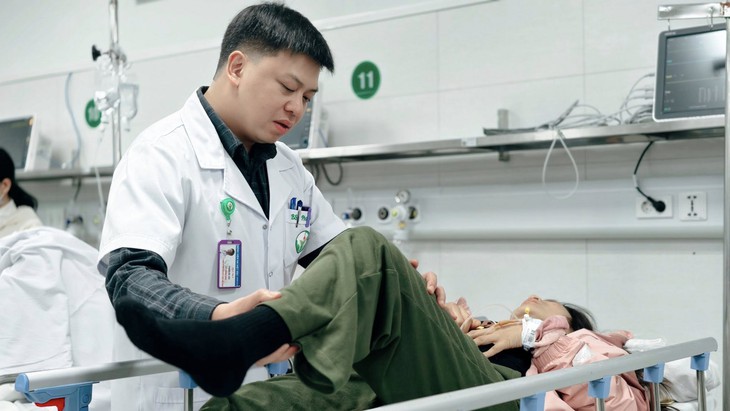 Bác sĩ Bạch Mai, Việt Đức theo dõi sát sao sức khoẻ 9 nạn nhân vụ tai nạn thảm khốc ở Lào Cai- Ảnh 1. Bác sĩ Bạch Mai, Việt Đức theo dõi sát sao sức khoẻ 9 nạn nhân vụ tai nạn thảm khốc ở Lào Cai- Ảnh 1.