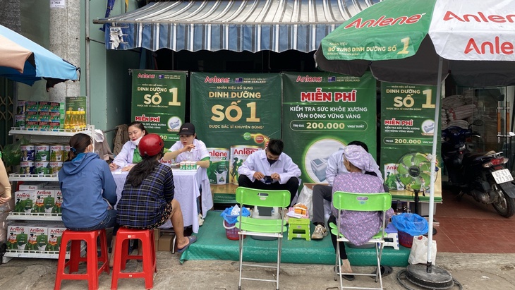 Nguy cơ gãy xương âm thầm ở phụ nữ sau mãn kinh- Ảnh 2.