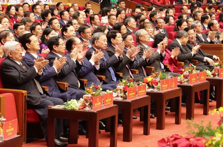 Câu chuyện lay động của trưởng công an xã bơi 2km trong đêm lũ dữ, góp phần cứu sống gần 500 người- Ảnh 1. Câu chuyện lay động của trưởng công an xã bơi 2km trong đêm lũ dữ, góp phần cứu sống gần 500 người- Ảnh 1.