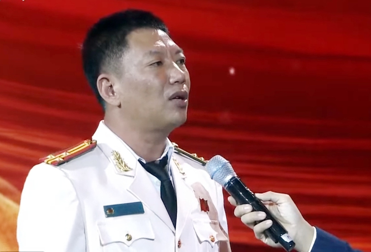 Câu chuyện lay động của trưởng công an xã bơi 2km trong đêm lũ dữ, góp phần cứu sống gần 500 người- Ảnh 2. Câu chuyện lay động của trưởng công an xã bơi 2km trong đêm lũ dữ, góp phần cứu sống gần 500 người- Ảnh 2.