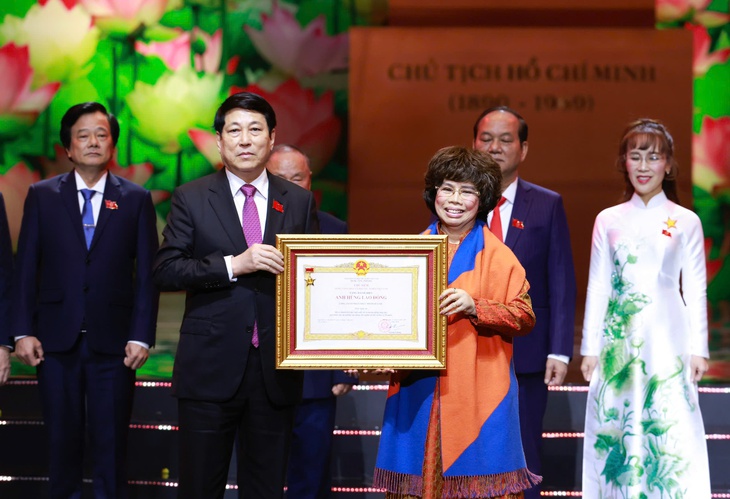 Công ty TH vinh dự nhận danh hiệu Anh hùng Lao động tại Đại hội Thi đua yêu nước- Ảnh 3. Công ty TH vinh dự nhận danh hiệu Anh hùng Lao động tại Đại hội Thi đua yêu nước- Ảnh 3.