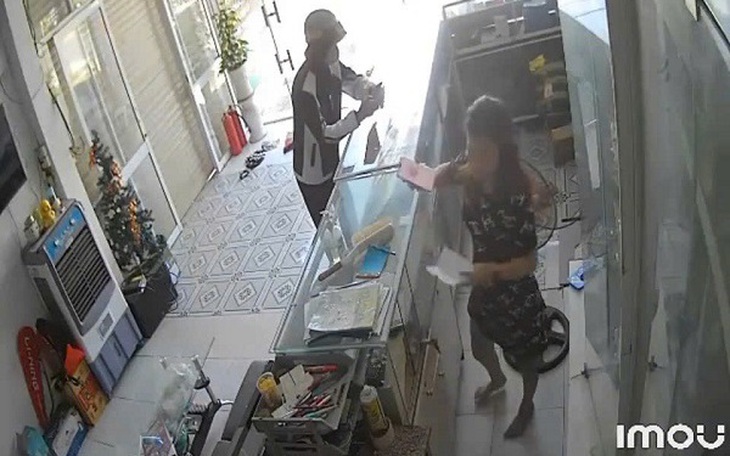 Khởi tố nam sinh lớp 12 dùng dao đe dọa, cướp điện thoại của bạn- Ảnh 2.