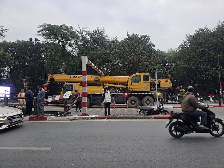 Xe cẩu 'chui' không lọt cầu vượt Thái Hà, húc đổ thanh hạn chế chiều cao, xe máy bị vạ lây- Ảnh 3. Xe cẩu 'chui' không lọt cầu vượt Thái Hà, húc đổ thanh hạn chế chiều cao, xe máy bị vạ lây- Ảnh 3.