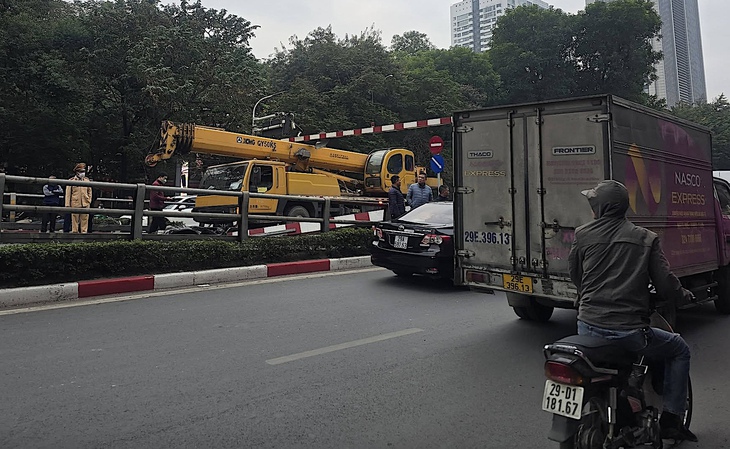Xe cẩu 'chui' không lọt cầu vượt Thái Hà, húc đổ thanh hạn chế chiều cao, xe máy bị vạ lây- Ảnh 2. Xe cẩu 'chui' không lọt cầu vượt Thái Hà, húc đổ thanh hạn chế chiều cao, xe máy bị vạ lây- Ảnh 2.