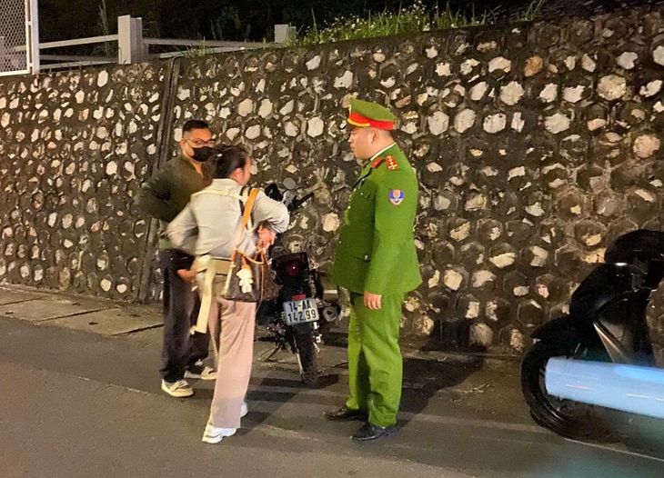 Bế tắc trong cuộc sống, người mẹ trẻ ôm con nhỏ định nhảy cầu Bãi Cháy trong đêm- Ảnh 1. Bế tắc trong cuộc sống, người mẹ trẻ ôm con nhỏ định nhảy cầu Bãi Cháy trong đêm- Ảnh 1.