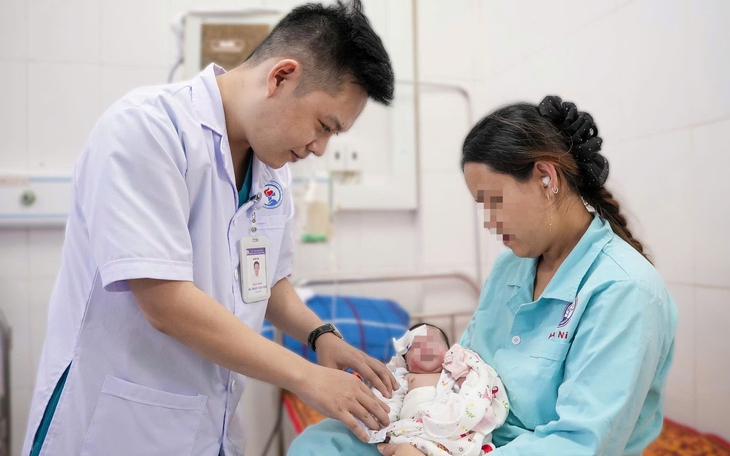 Cứu sống cháu bé sơ sinh bị tắc tá tràng do dị tật bẩm sinh hiếm gặp