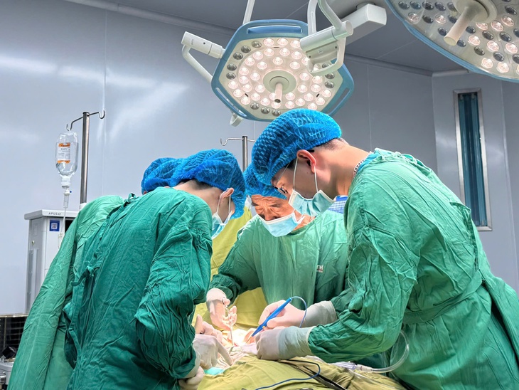 Cháu bé 26 tháng tuổi mắc khối u nang lớn, hiếm gặp, chèn ép gần một nửa vùng bụng phải- Ảnh 2. Cháu bé 26 tháng tuổi mắc khối u nang lớn, hiếm gặp, chèn ép gần một nửa vùng bụng phải- Ảnh 2.