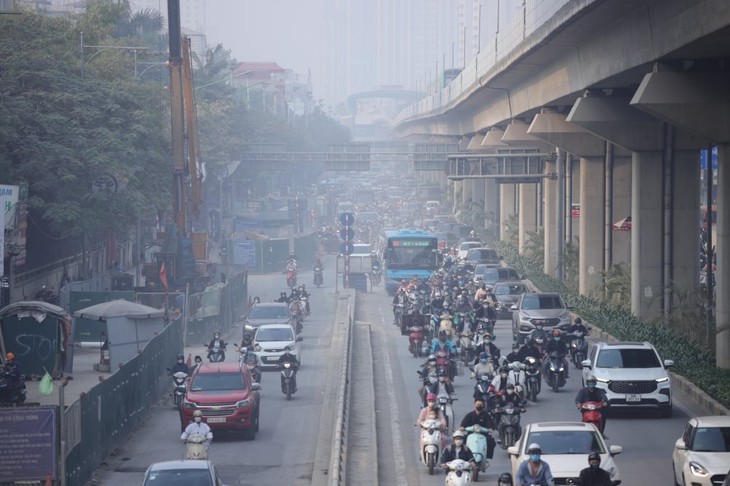Hà Nội tái diễn ô nhiễm không khí dài ngày- Ảnh 1. Hà Nội tái diễn ô nhiễm không khí dài ngày- Ảnh 1.