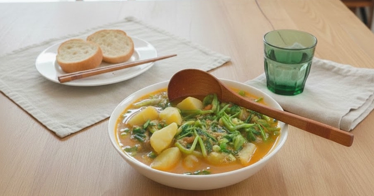 Canh khoai tây nấu rau cần: Canh khoai tây nấu rau cần: