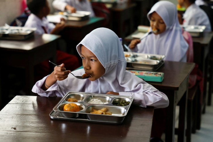 Bài học đắt giá từ Indonesia: Hệ lụy khi buông lỏng quản lý bữa ăn học đường- Ảnh 2.