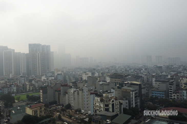 Tòa nhà cao tầng 'biến mất' sau lớp mù dày đặc- Ảnh 1.