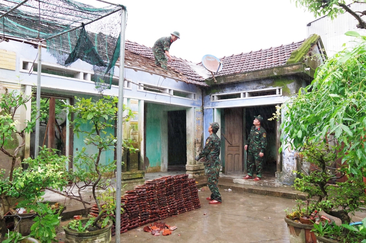 Bộ đội khẩn trương giúp dân dựng nhà mới sau những ngày mưa lũ- Ảnh 1.