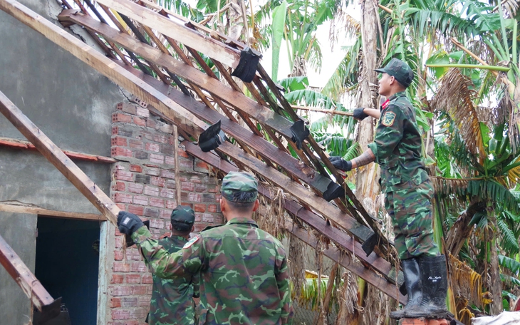 Bộ đội khẩn trương giúp dân dựng nhà mới sau những ngày mưa lũ
