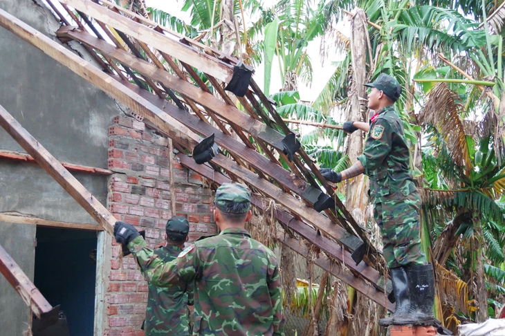 Bộ đội khẩn trương giúp dân dựng nhà mới sau những ngày mưa lũ- Ảnh 10.
