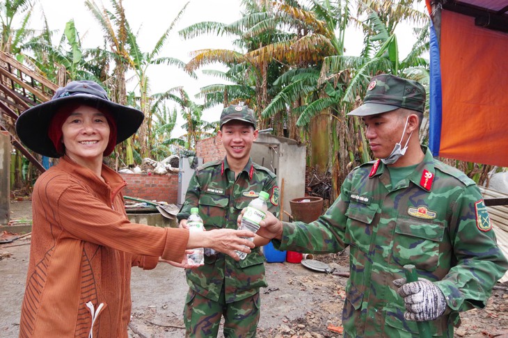 Bộ đội khẩn trương giúp dân dựng nhà mới sau những ngày mưa lũ- Ảnh 13.