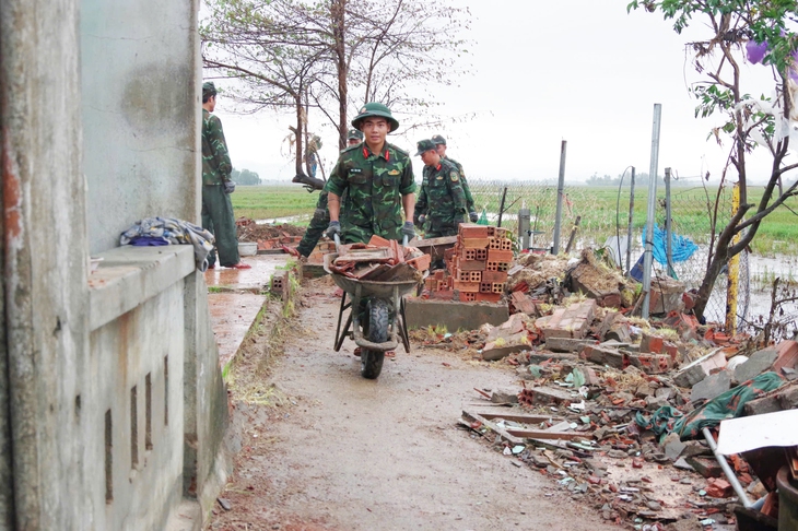 Bộ đội khẩn trương giúp dân dựng nhà mới sau những ngày mưa lũ- Ảnh 2.