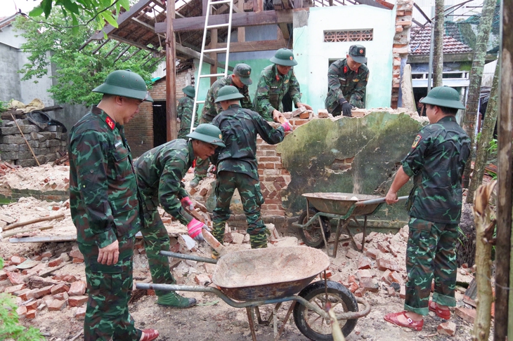 Bộ đội khẩn trương giúp dân dựng nhà mới sau những ngày mưa lũ- Ảnh 3.
