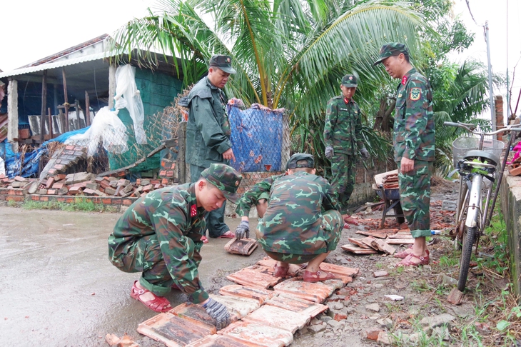 Bộ đội khẩn trương giúp dân dựng nhà mới sau những ngày mưa lũ- Ảnh 5.