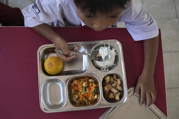 Bài học đắt giá từ Indonesia: Hệ lụy khi buông lỏng quản lý bữa ăn học đường- Ảnh 1.