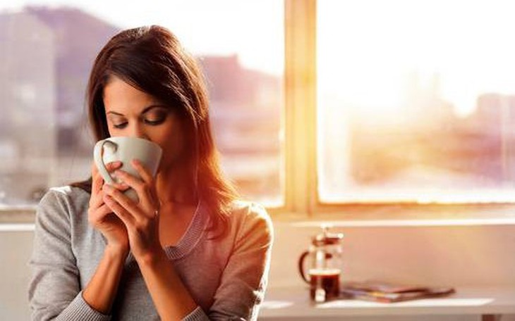 Uống nước muối ấm vào buổi sáng có tác dụng gì?